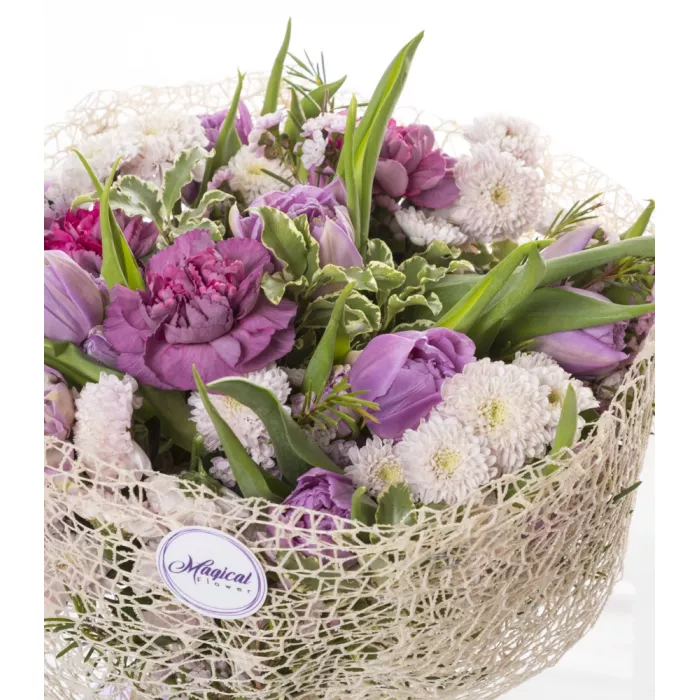 Букет из гвоздик, тюльпанов и питоспорума