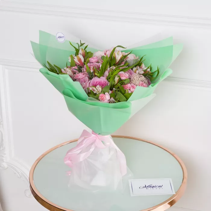 Букет из роз, гвоздик и гортензий Букет из роз, гвоздик и гортензий