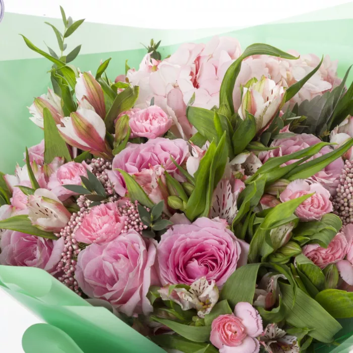 Букет из роз, гвоздик и гортензий Букет из роз, гвоздик и гортензий