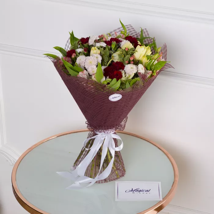 Букет из роз, тюльпанов и альстромерий