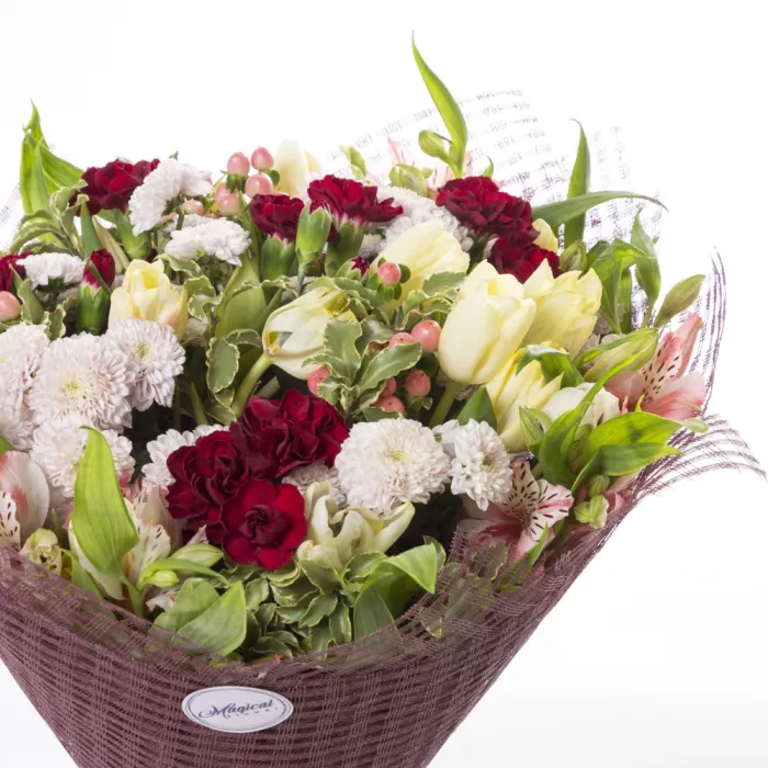 Букет из роз, тюльпанов и альстромерий