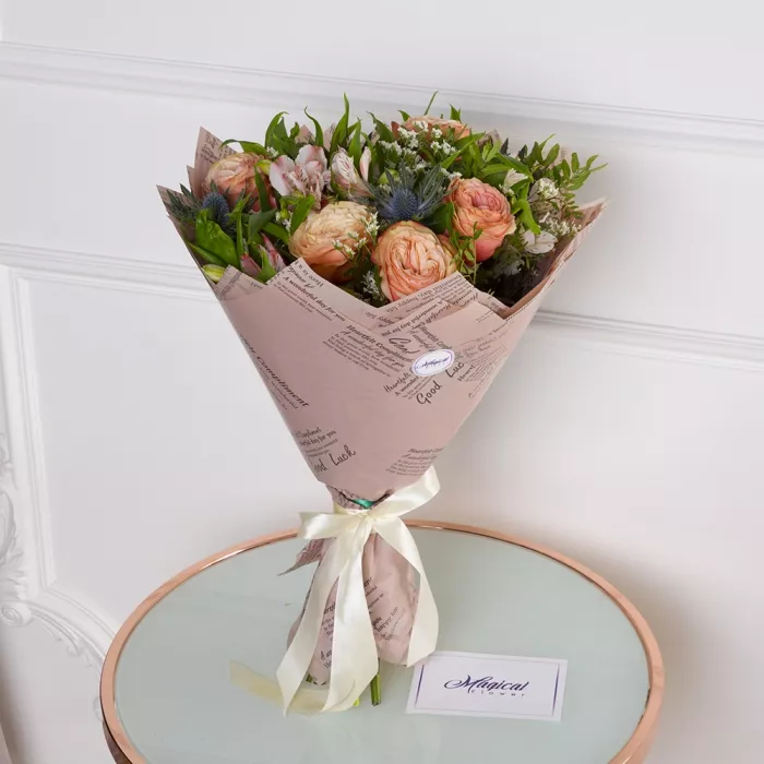 Букет из пионовидных роз и альстромерий