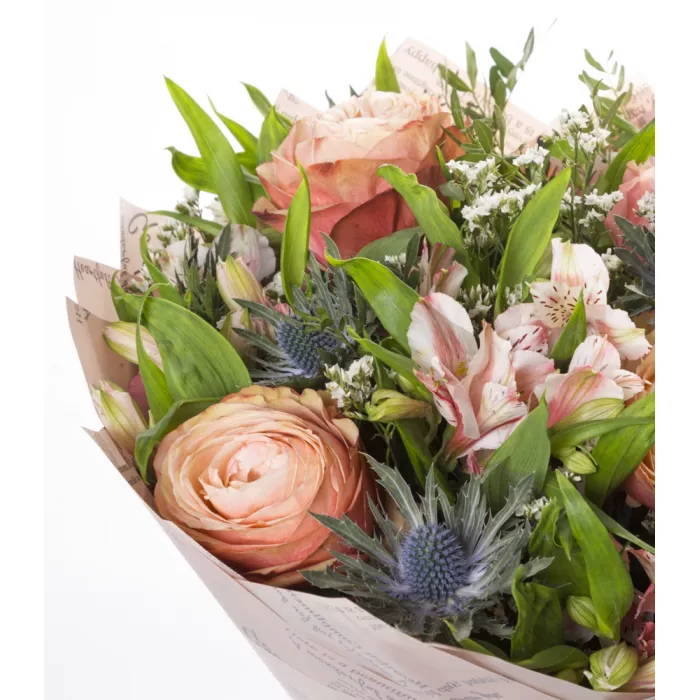 Букет из пионовидных роз и альстромерий