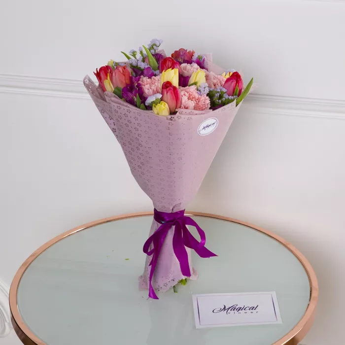 Букет из тюльпанов, альстромерий и гвоздик