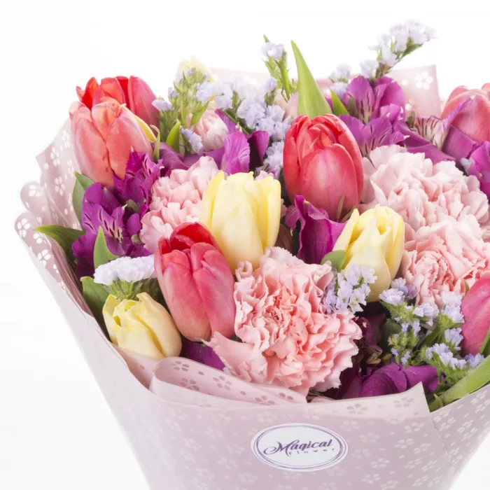 Букет из тюльпанов, альстромерий и гвоздик