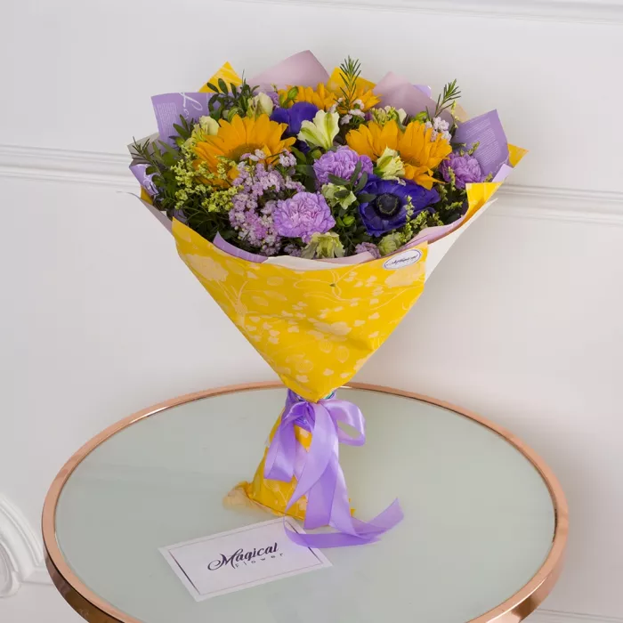 Букет из анемонов, альстромерий и гвоздик