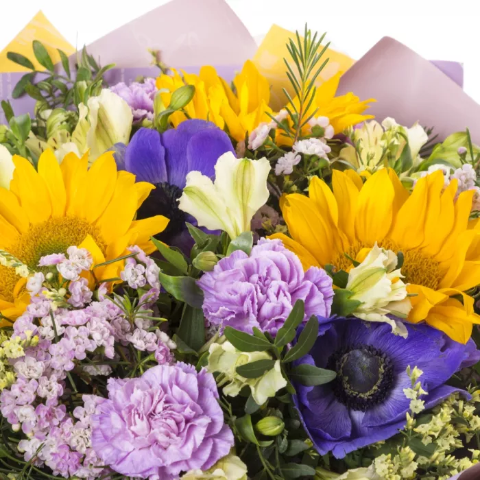 Букет из анемонов, альстромерий и гвоздик