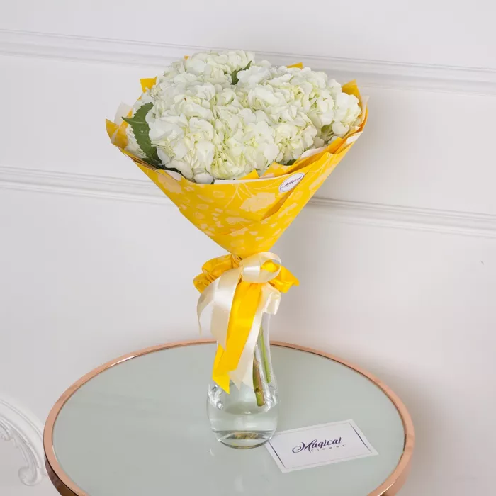 Букет из 5 белых гортензий