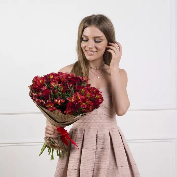 Букет из красных роз и альстромерии