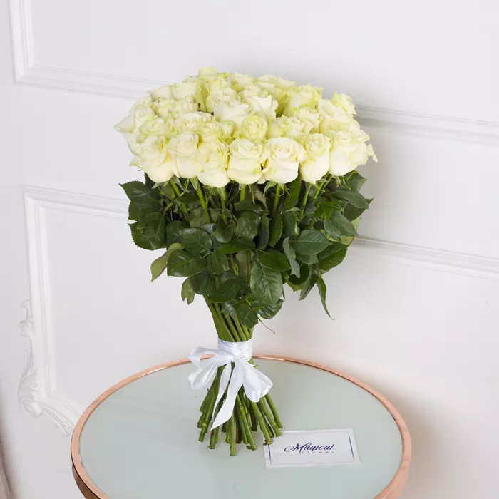 Букет из 35 белых роз 70 см - коробка с клубникой в шоколаде в подарок! Букет из 35 белых роз 70 см - коробка с клубникой в шоколаде в подарок!