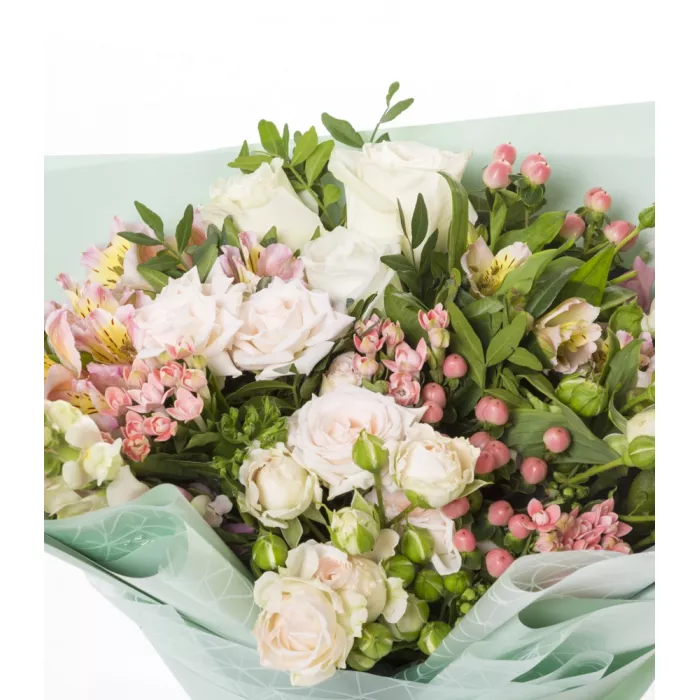 Букет из роз, альстромерий и гиперикума