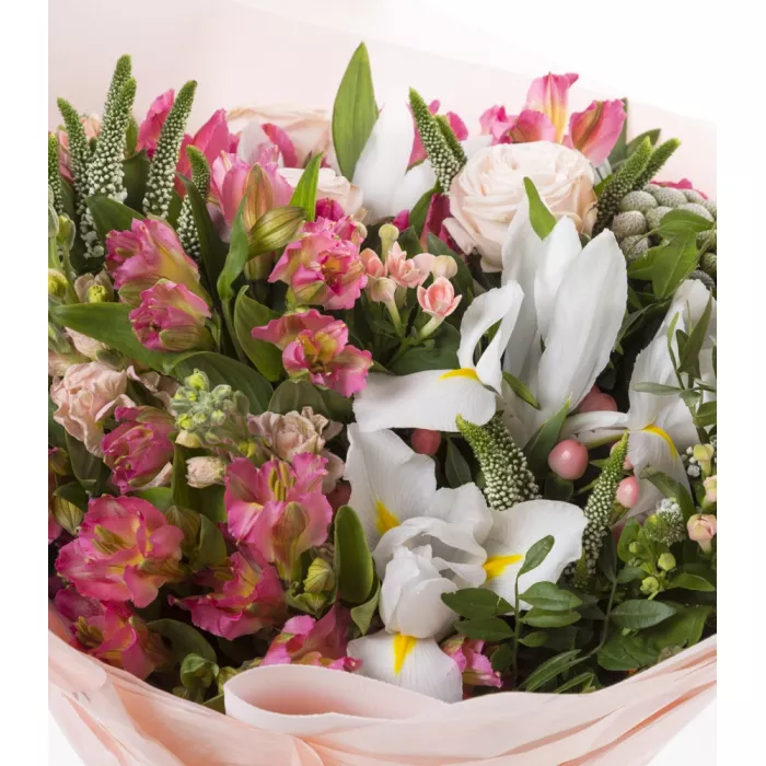 Букет из альстромерий, ирисов и роз