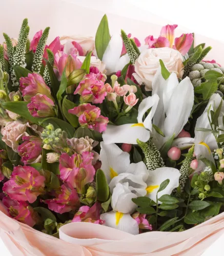 Букет цветов из альстромерий, ирисов и роз