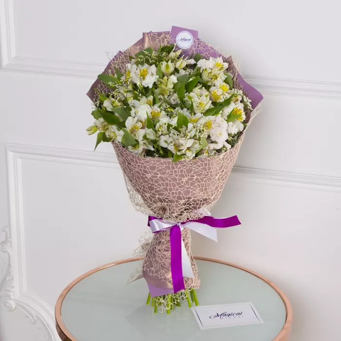 Букет из 21 белой альстромерии