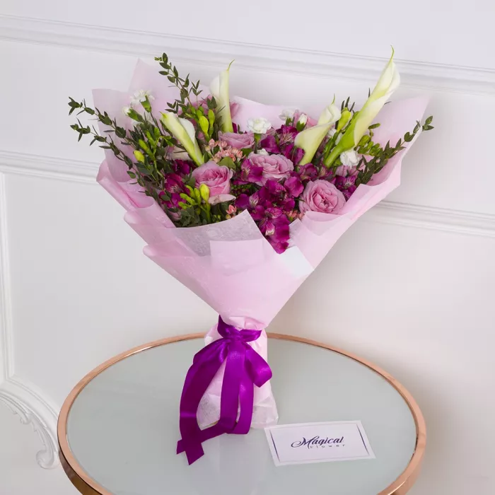 Букет из роз, калл, альстромерии и гвоздик