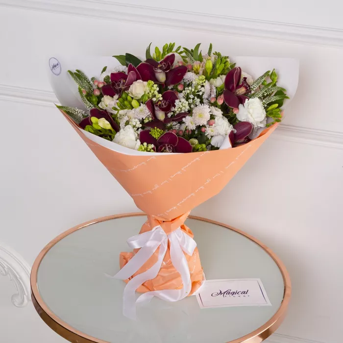 Букет из роз, гвоздик и сирени