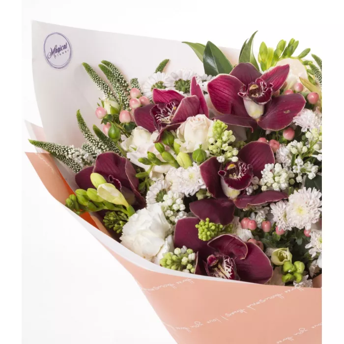 Букет из роз, гвоздик и сирени