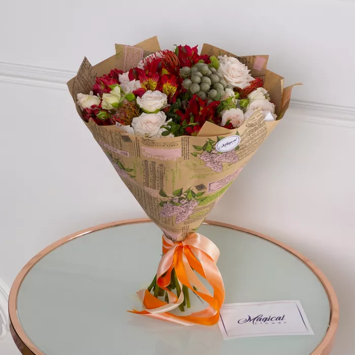 Букет из кустовых роз, брунии и альстромерии