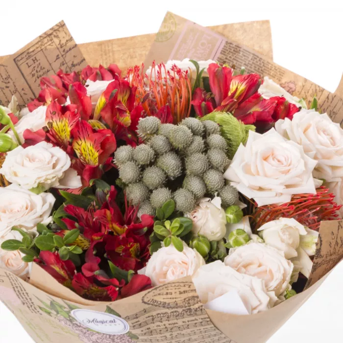 Букет из кустовых роз, брунии и альстромерии