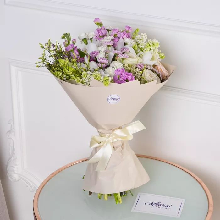 Букет из роз охаро, сирени, гвоздик и лимониума