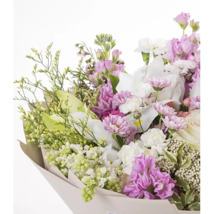 Букет из роз охаро, сирени, гвоздик и лимониума