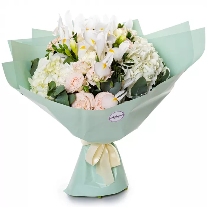 Букет из роз, гортензий и ирисов