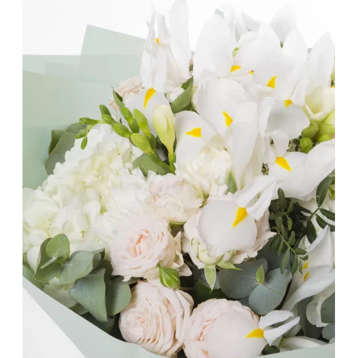 Букет из роз, гортензий и ирисов