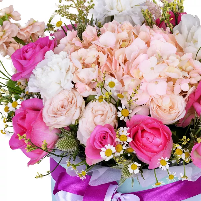 Букет из матиол, роз и альстибы