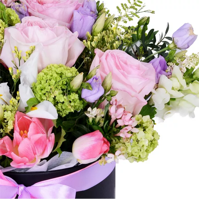 Букет из роз, эустом и гортензий