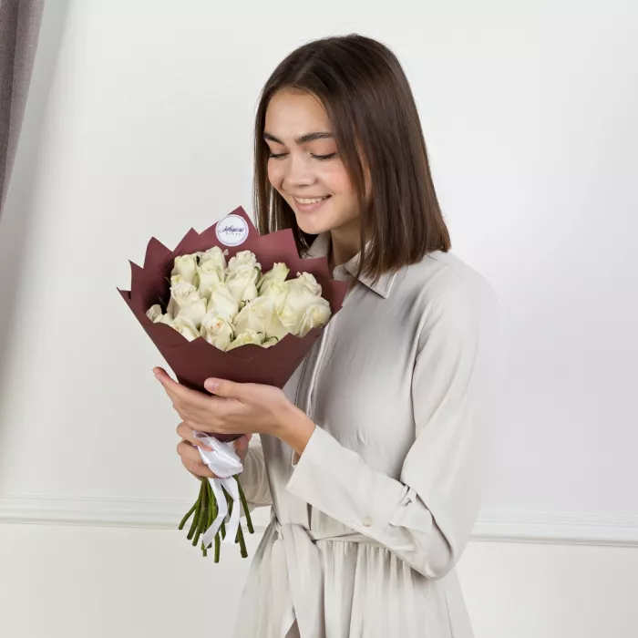 Букет из 19 белых роз 40 см