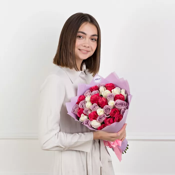 Букет из 25 разноцветных роз