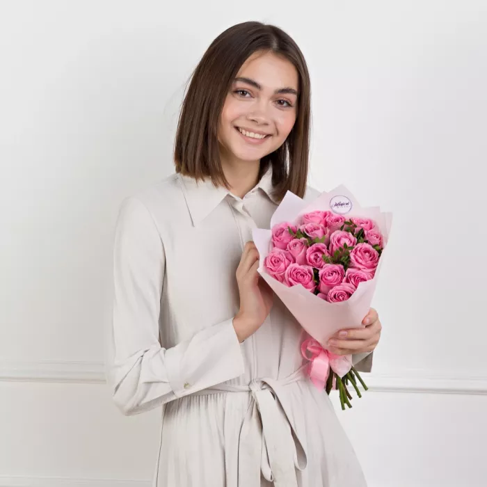 15 розовых роз с фисташкой