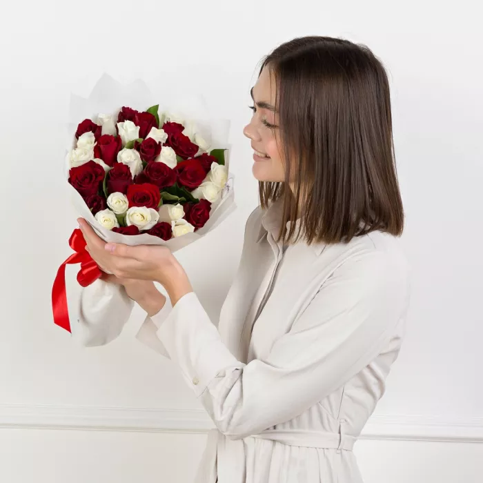 Букет из 35 красно-белых роз