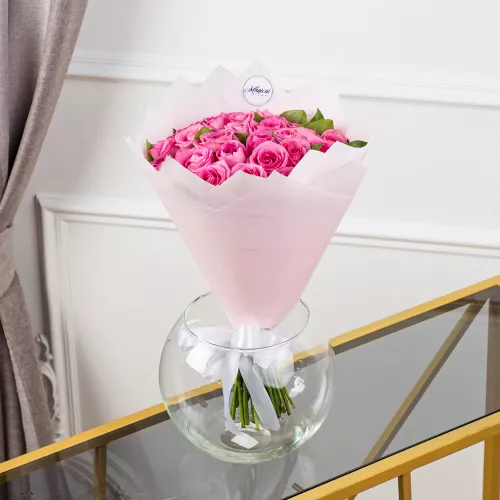 Монобукет из 15 розовых роз с фисташкой