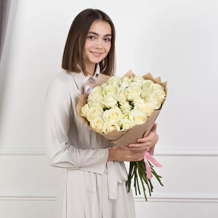 35 белых роз в крафте