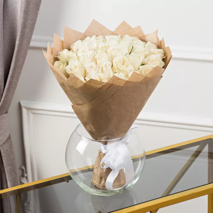 35 белых роз в крафте