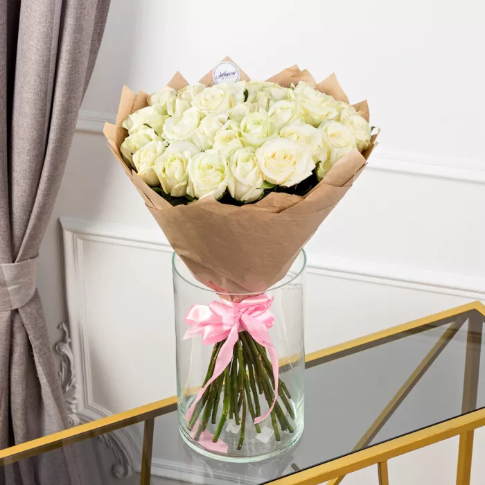 25 белых роз в крафте 60 см