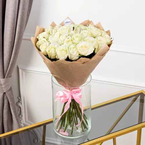 Белый букет цветов из 25 роз в крафте 60 см