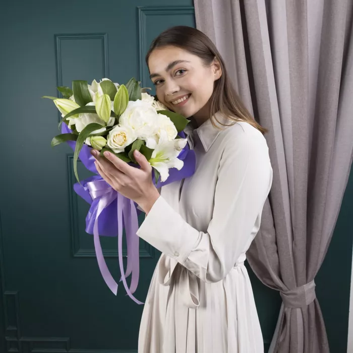 Букет из роз, пионов и лилий