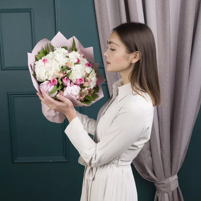 Букет из роз, пионов, гортензий и альстромерии