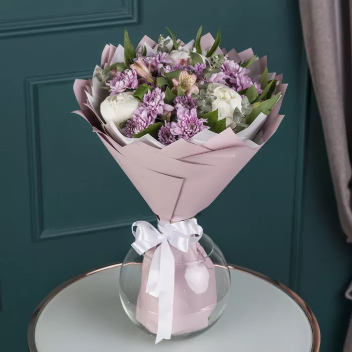 Букет из роз, пионов, альстромерии и эвкалипта