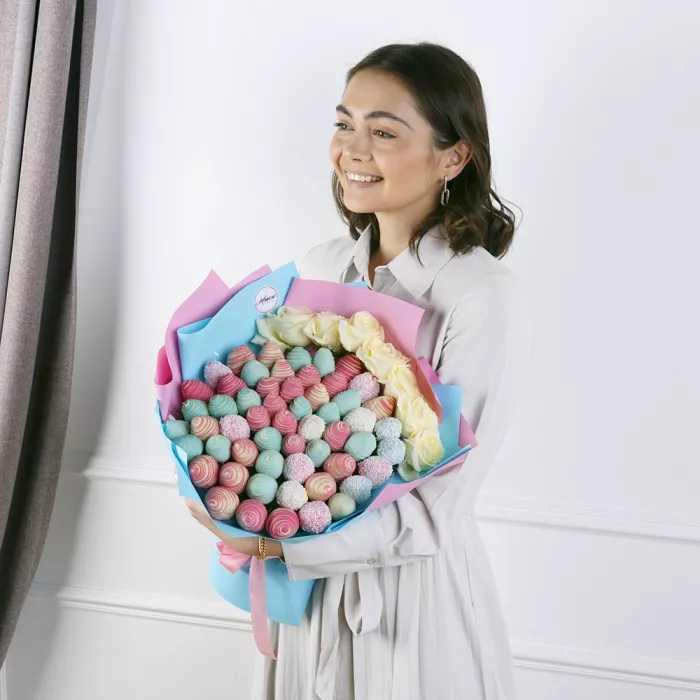 Букет из клубники (Полярное сияние размер L) Букет из клубники (Полярное сияние размер L)