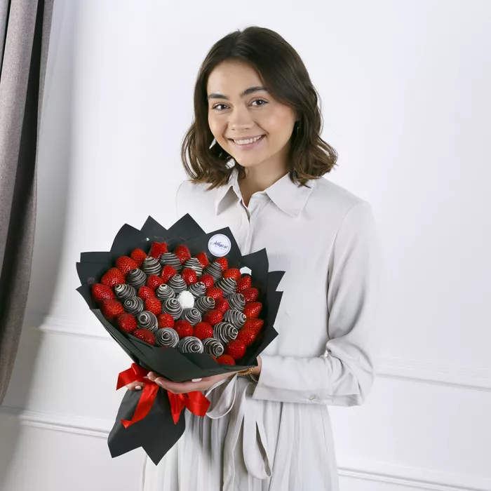 Букет из клубники (Леди в чёрном размер L)