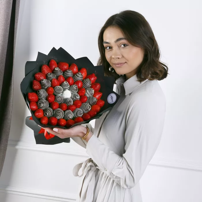 Букет из клубники (Леди в чёрном размер L)