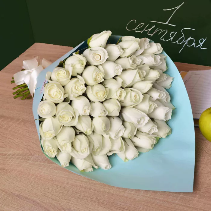Букет из 51 белой розы в крафте